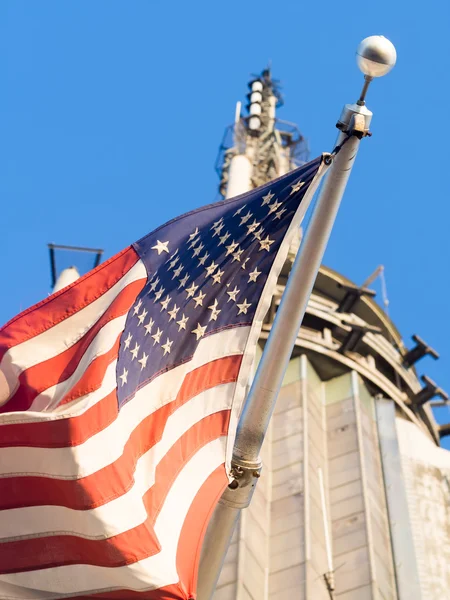 Американский флаг на вершине Эмпайр-стейт-билдинг в Нью-Йорке — стоковое фото