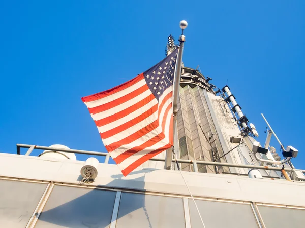 Американский флаг на вершине Эмпайр-стейт-билдинг в Нью-Йорке — стоковое фото