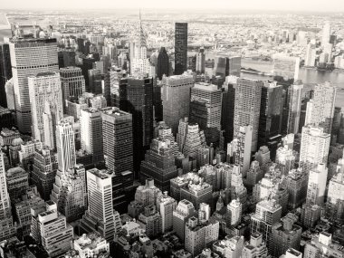 Siyah beyaz görünümü, New York'un Chrysler Binası da dahil olmak üzere