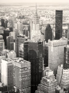 Siyah beyaz görünümü, New York'un Chrysler Binası da dahil olmak üzere
