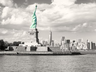 Siyah beyaz görüntü Özgürlük heykeli ile New York Skyline