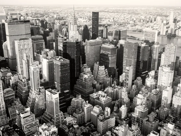 Vue en noir et blanc de New York, y compris le Chrysler Building — Photo
