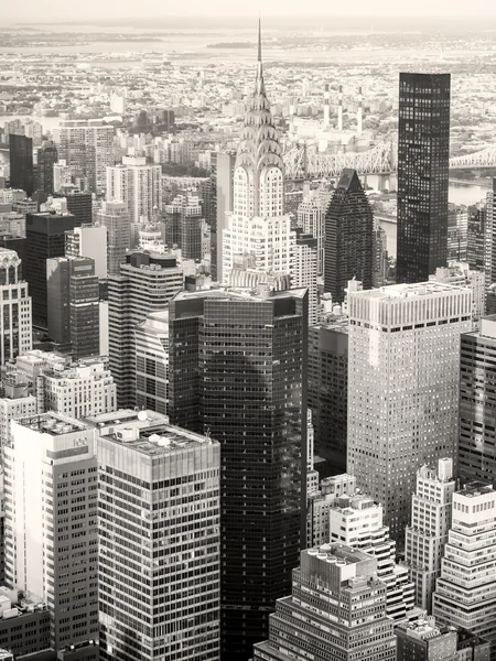 Чорно-біле зображення міста Нью-Йорк, включаючи Крайслер-Білдінг — стокове фото