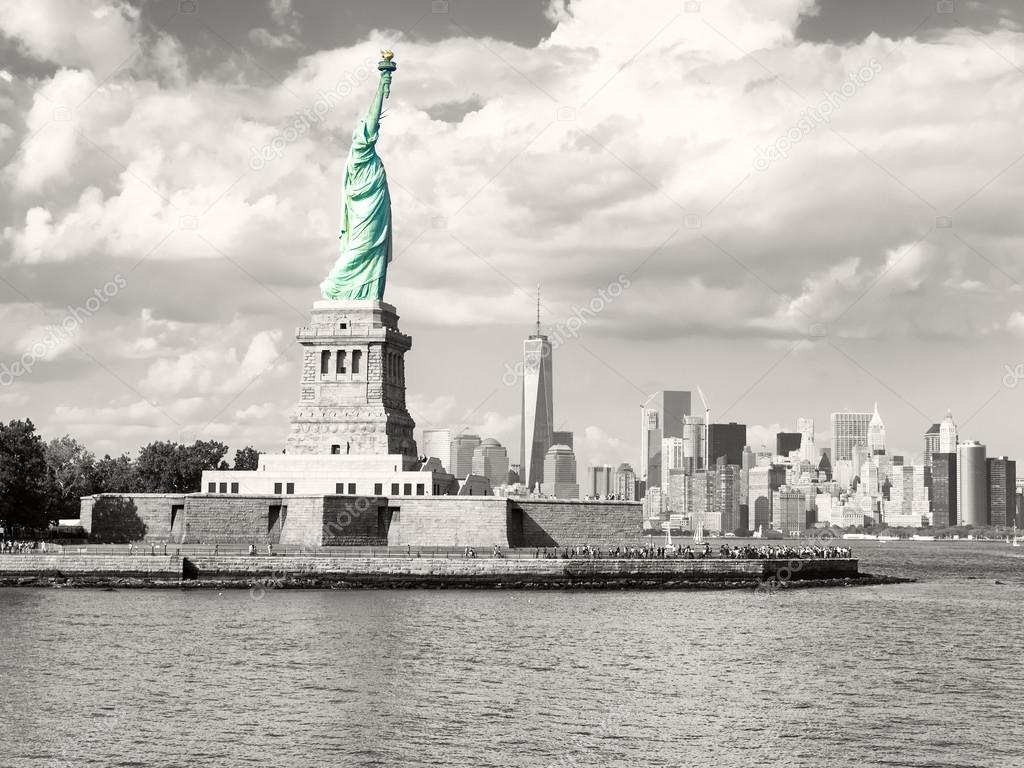 Black and white image of the New York skyline with the Statue of Liberty