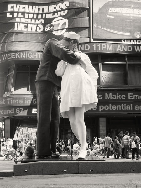 Figure of a sailor kissing a nurse at Times Square in New York