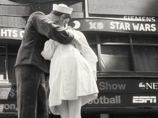 Figure of a sailor kissing a nurse at Times Square in New York