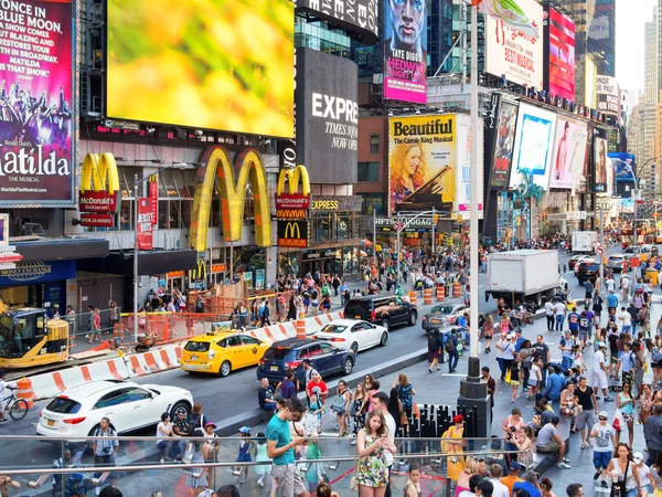 Натовп й трафіку іноді площі в Нью-Йорку — стокове фото
