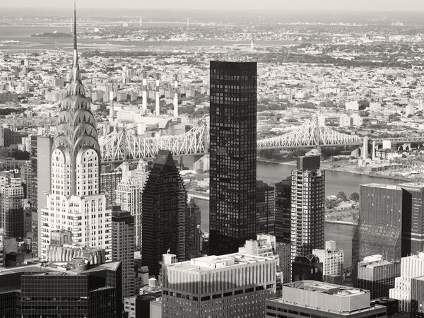 Черно-белый вид Нью-Йорка, включая Chrysler B
