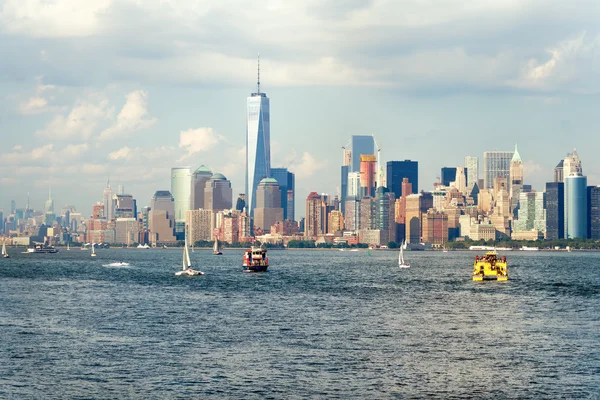 海から見たダウンタウン マンハッタンのスカイライン — ストック写真