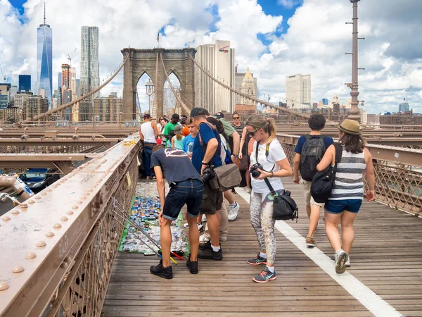 Туристи, придбання сувенірів на Бруклінський міст в Нью-Йорку — стокове фото