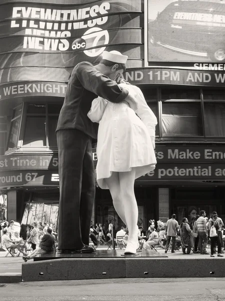 Figure of a sailor kissing a nurse at Times Square in New York — Stock Photo, Image