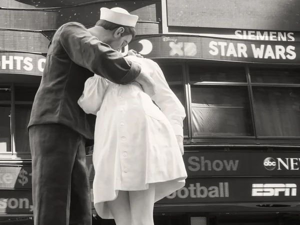 Figure of a sailor kissing a nurse at Times Square in New York — Stock Photo, Image