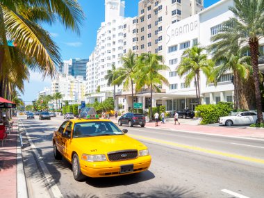 Art Deco otel ve trafik Miami Beach
