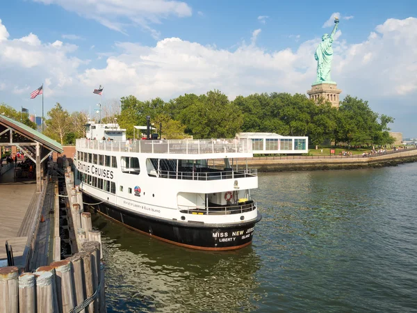 Cruceros llevando turistas para ver la Estatua de la Libertad —  Fotos de Stock