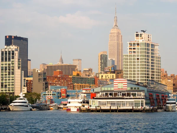 Mola a lodě podél Manhattan s o Empire State Building — Stock fotografie