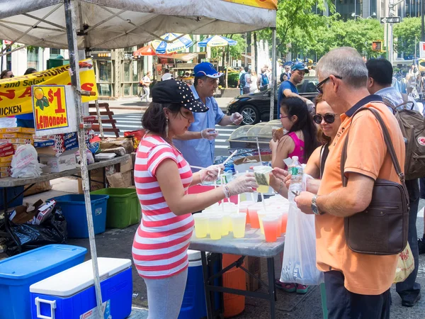 Stand de vente de nourriture lors d'une foire de rue à New York — Photo