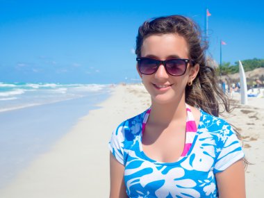 Küba'da güzel Varadero plajda güzel kız