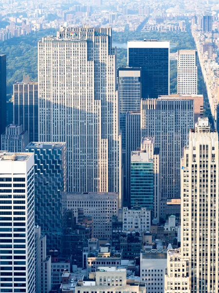 Das Rockefeller Center und die Spitze des Felsobservatoriums in New York — Stockfoto