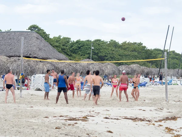Mladí turisté hrát volejbal na pláži Varadero, Kuba — Stock fotografie