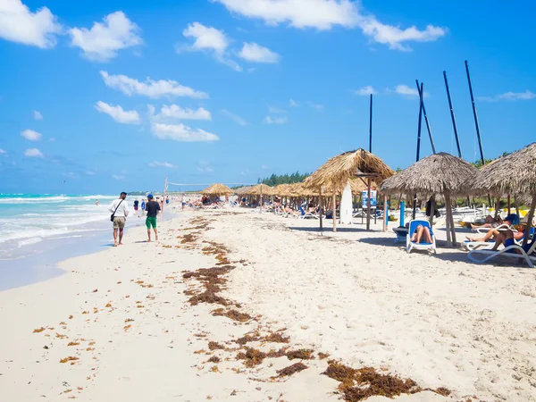 Turistas relajándose y tomando el sol en la playa de Varadero en Cub — Foto de Stock