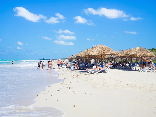 Turistas relajándose y tomando el sol en la playa de Varadero en Cub — Foto de Stock