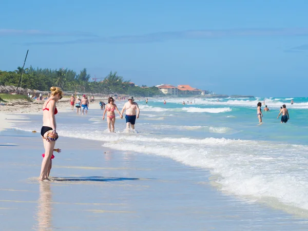 Turisté na krásné pláži Varadero na Kubě — Stock fotografie