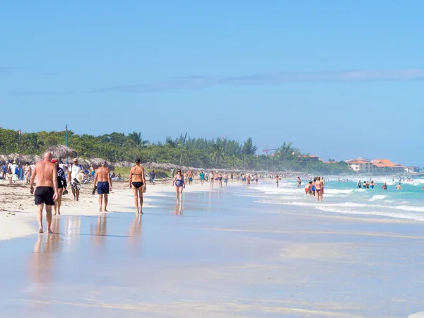 Turistas en la hermosa playa de Varadero en Cuba — Foto de Stock