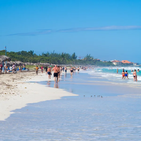 Turystów na pięknej plaży Varadero na Kubie — Zdjęcie stockowe