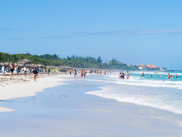 Туристы, наслаждающиеся прекрасным пляжем Варадеро на Кубе — стоковое фото