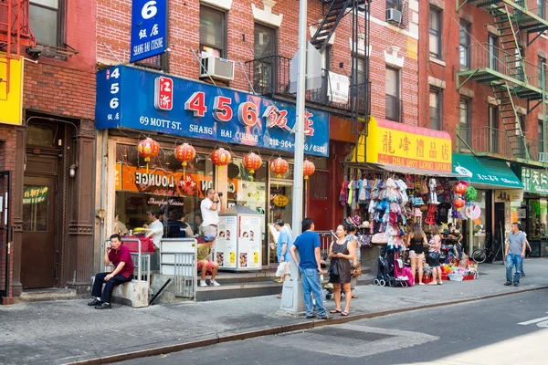 Asian immigrants at Chinatown in New York City — Stockfoto