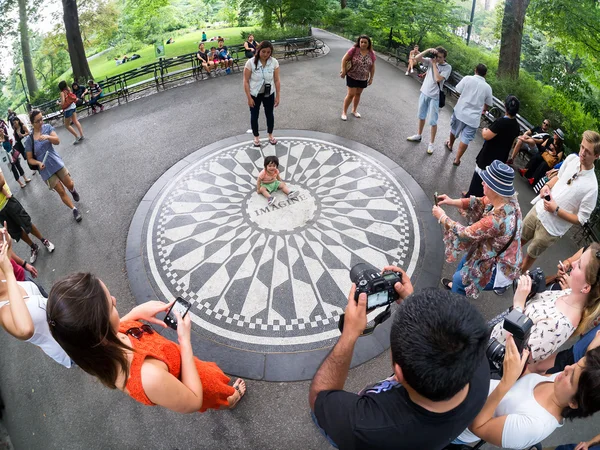 Turistas em Strawberry Fields no Central Park em Nova York — Fotografia de Stock