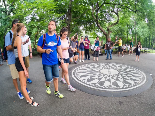 Tourists at Strawberry Fields in Central Park in New York — Stockfoto