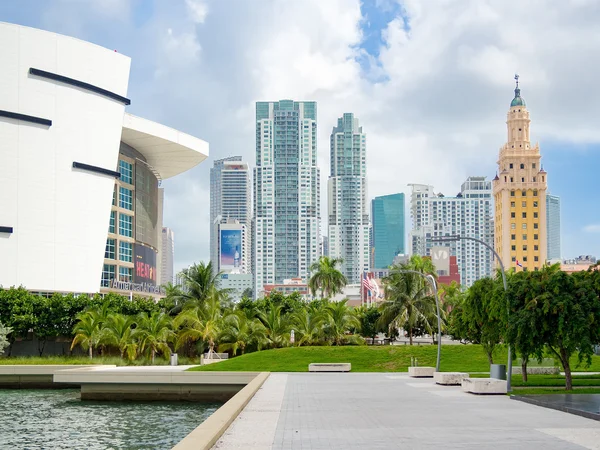 Centro de Miami incluyendo la Torre de la Libertad y el American Airlines Arena — Foto de Stock