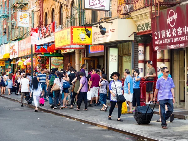 Tourists and chinese immigrants at Chinatown in New York City — 图库照片