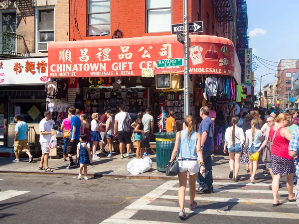 Tourists and souvenis shop at Chinatown in New York City — 图库照片