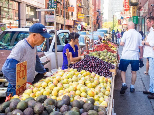 Chinese immigrants selling exotic fruits at Chinatown in New York City — Stock Photo, Image