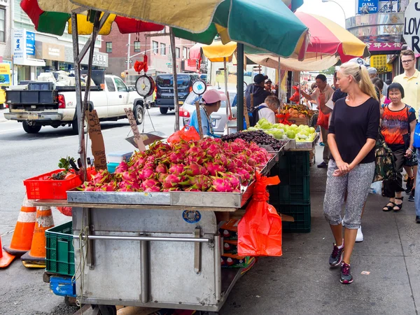Inmigrantes chinos vendiendo frutas exóticas en Chinatown en la ciudad de Nueva York —  Fotos de Stock