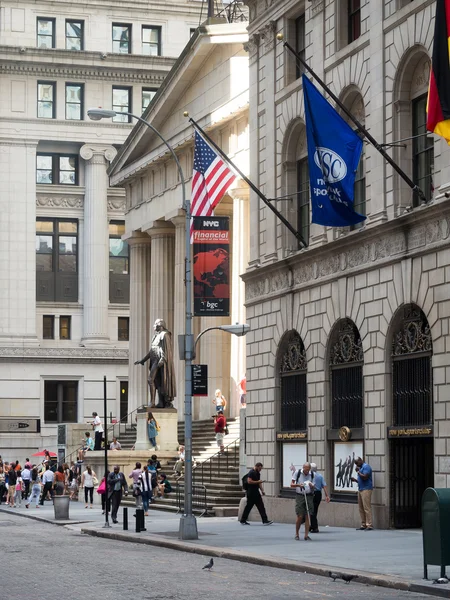 Уолл-стрит и Федеральный зал в Нью-Йорке — стоковое фото