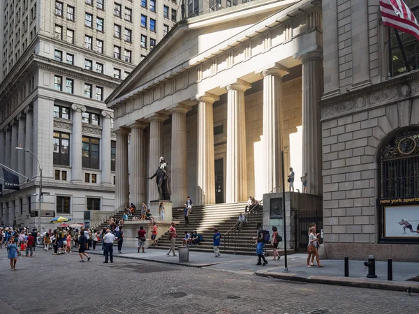 Wall Street e o Federal Hall em Nova Iorque — Fotografia de Stock