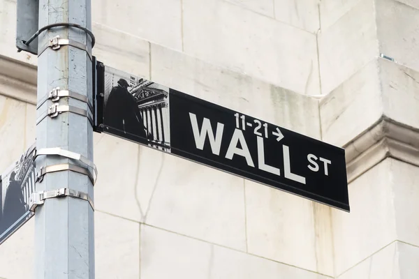 Straßenschild an der Wall Street im Finanzviertel Manhattan in New York — Stockfoto