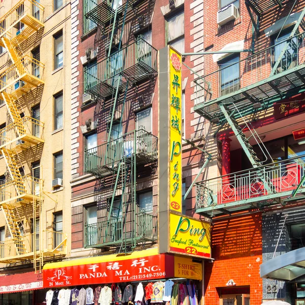 Edifícios com placas chinesas em Chinatown em Nova York — Fotografia de Stock