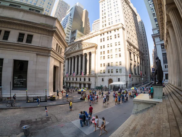 Wall Street e a Bolsa de Valores de Nova Iorque em Manhattan — Fotografia de Stock