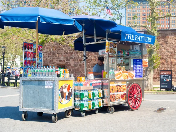 Chariot de rue vendant de la restauration rapide à Battery Park à New York — Photo