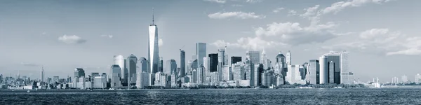 Панорамним видом на горизонт нижнього Манхеттена в Нью-Йорку — стокове фото