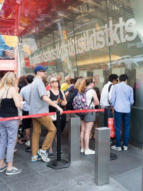 Broa için bilet satın insanlar Times Meydanı nda Tkts standında