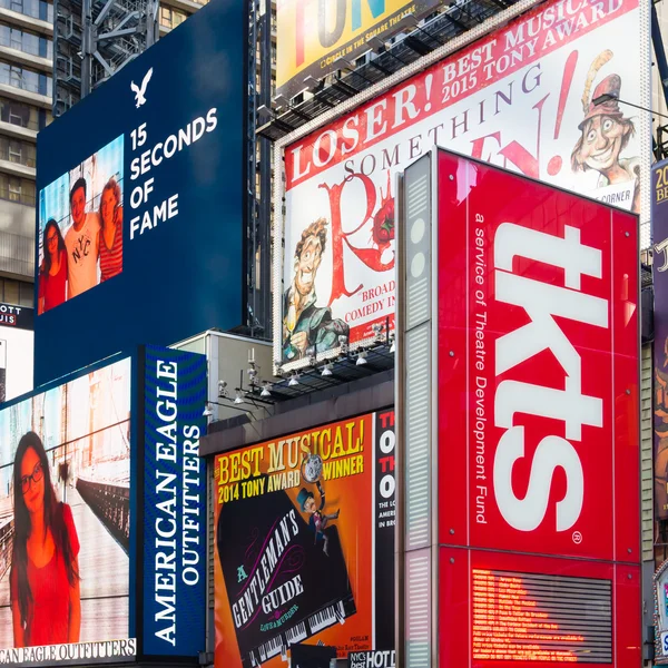 Panneaux publicitaires sur Times Square à côté du stand TKTS vendant du discou — Photo