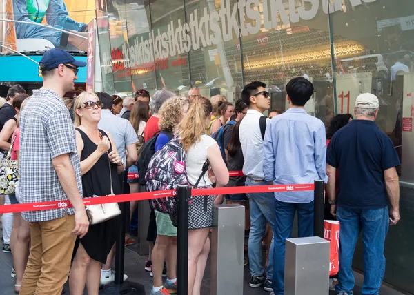 Folk på The Tkts monter på Times Square köper biljetter till Broa — Stockfoto