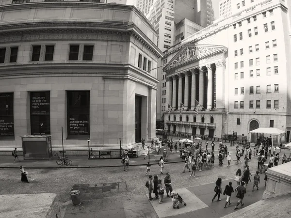 Turistas en la Bolsa de Valores de Nueva York en Wall Street en New Yo — Foto de Stock