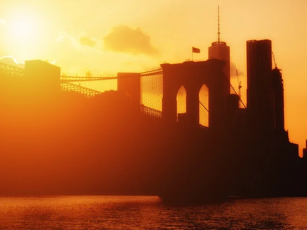 A Brooklyn-híd és a belvárosi Manhattan látképének: sunse — Stock Fotó