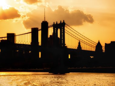 Silhouette downtown Manhattan siluetinin ve gün batımında Manhattan Köprüsü